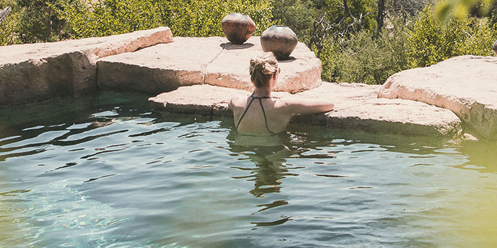 Grâce à la chloration saline, on obtient une meilleure qualité de l'eau en gardant l'eau de la piscine propre sans utiliser de produits chimiques.    Le principe de l'électrolyse du sel est simple : l'eau de la piscine est légèrement salée. Par électrolyse, à travers la cellule, le sel est transformé en chlore gazeux, un puissant désinfectant qui se dissout instantanément dans l'eau. Cela entraîne la destruction des micro-organismes présents dans la cellule et fournit à la piscine un niveau correct de chlore libre.    Le bon fonctionnement de l'électrolyseur au sel QuickSalt e-360 repose sur la sélection de la production horaire de chlore en fonction de la taille de la piscine.    Le tableau suivant vous aide à sélectionner la production appropriée en fonction du volume (m3) et des heures de filtration de l'eau de la piscine.