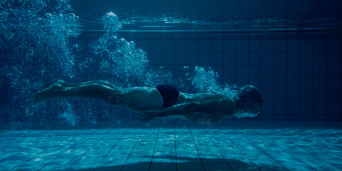 Il cloratore a sale disinfetta automaticamente ed efficacemente l'acqua della piscina senza bisogno di prodotti chimici.