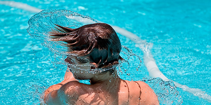 Il cloratore a sale disinfetta automaticamente ed efficacemente l'acqua della piscina senza bisogno di prodotti chimici.