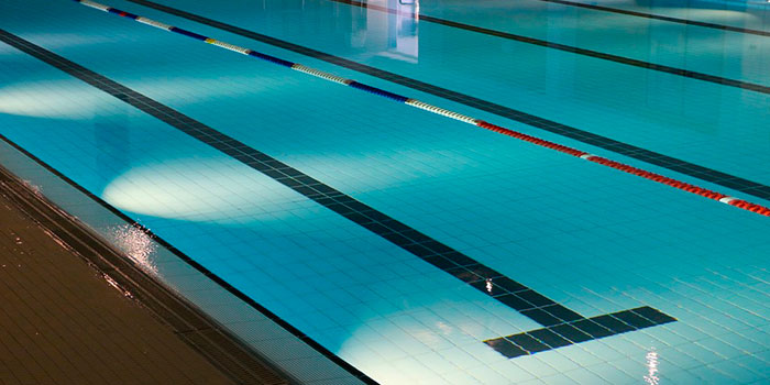 Il cloratore a sale disinfetta automaticamente ed efficacemente l'acqua della piscina senza bisogno di prodotti chimici.