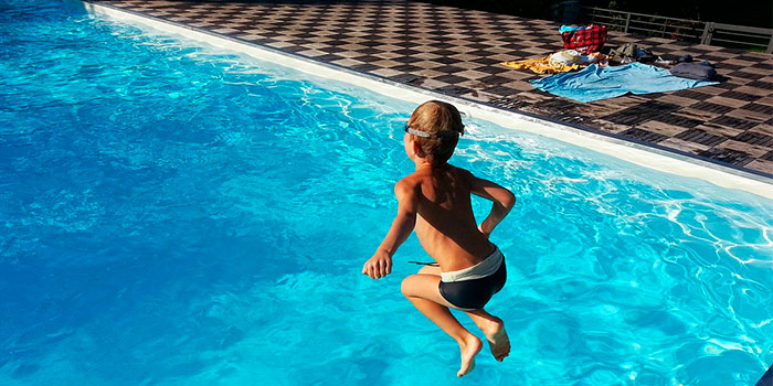 Vantaggi della clorazione a sale. È necessario solo il sale. Evita le irritazioni. Niente più prodotti chimici. Manutenzione ridotta.