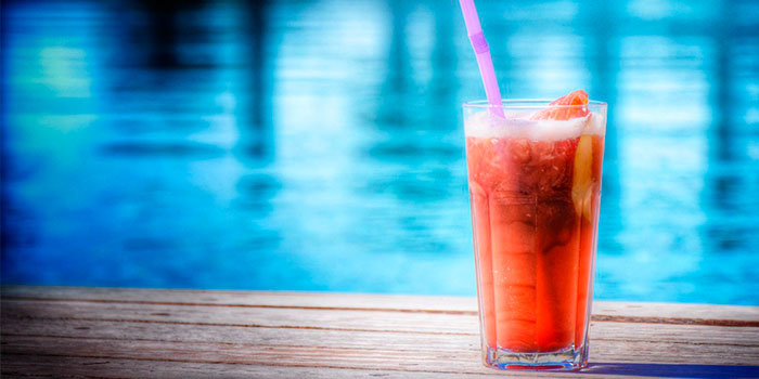 Der Salzchlorinator desinfiziert das Schwimmbadwasser automatisch und effektiv, ohne den Einsatz von Chemikalien.