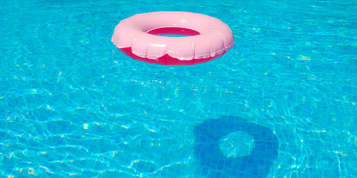 El clorador salino desinfecta de manera automática y efectiva el agua de la piscina sin necesidad de producto químico.