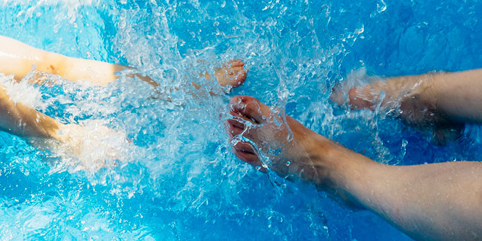 El clorador salino desinfecta de manera automática y efectiva el agua de la piscina sin necesidad de producto químico.