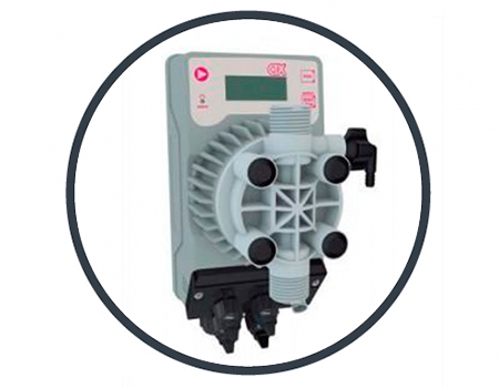 El clorador salino desinfecta de manera automática y efectiva el agua de la piscina sin necesidad de producto químico.