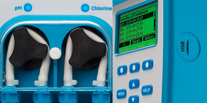 O clorador de sal desinfecta automática e eficazmente a água da piscina sem necessidade de produtos químicos.