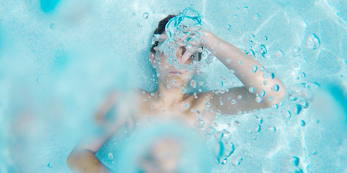 El clorador salino desinfecta de manera automática y efectiva el agua de la piscina sin necesidad de producto químico.
