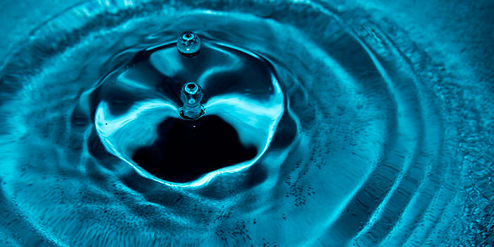 El clorador salino desinfecta de manera automática y efectiva el agua de la piscina sin necesidad de producto químico.