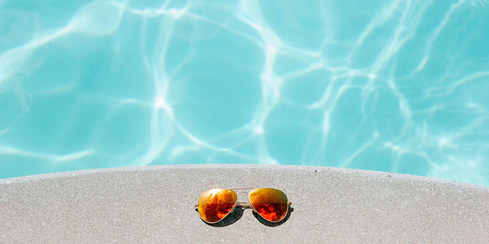 El clorador salino desinfecta de manera automática y efectiva el agua de la piscina sin necesidad de producto químico.