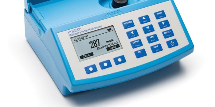 El clorador salino desinfecta de manera automática y efectiva el agua de la piscina sin necesidad de producto químico.