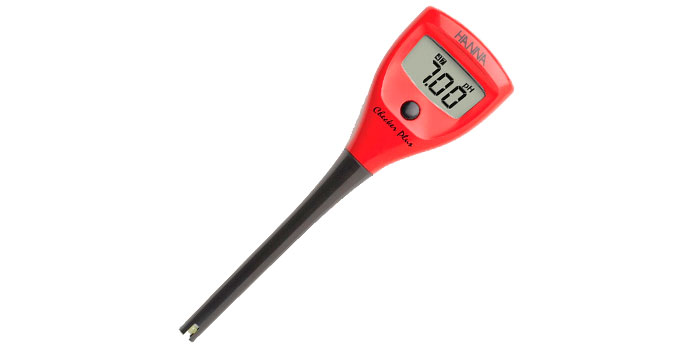 El clorador salino desinfecta de manera automática y efectiva el agua de la piscina sin necesidad de producto químico.