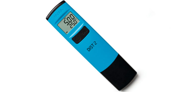 El clorador salino desinfecta de manera automática y efectiva el agua de la piscina sin necesidad de producto químico.