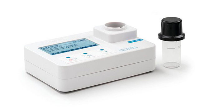 Il cloratore a sale disinfetta automaticamente ed efficacemente l'acqua della piscina senza bisogno di prodotti chimici.