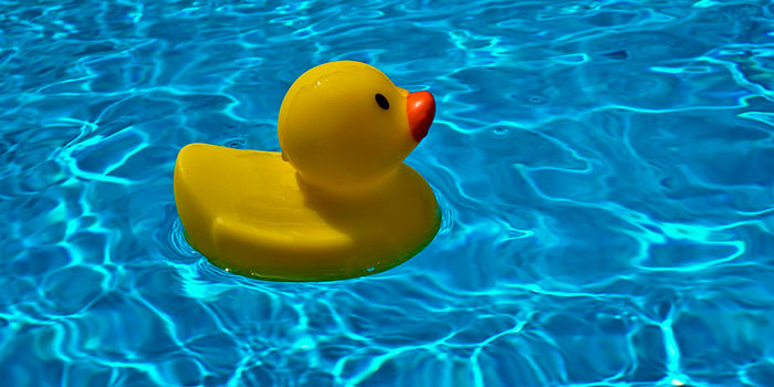 O clorador de sal desinfecta automática e eficazmente a água da piscina sem necessidade de produtos químicos.