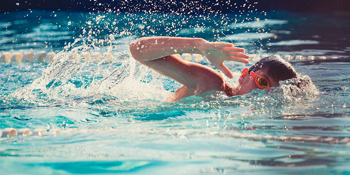 Vantagens da cloração com sal. Só é necessário sal. Evita irritações. Não há mais produtos químicos. Manutenção reduzida.